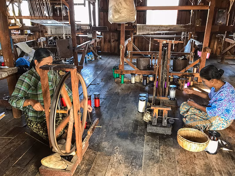 Đến Myanmar đừng bỏ qua In Paw Khone với lụa từ tơ sen độc đáo ảnh 7