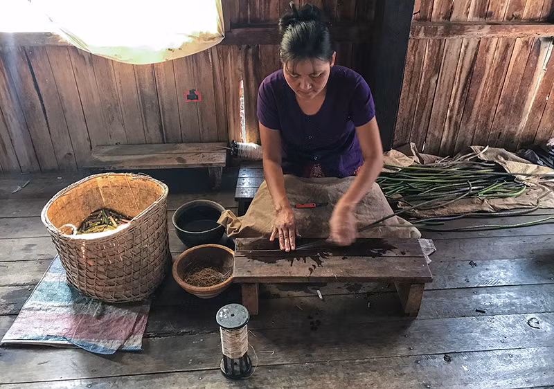 Đến Myanmar đừng bỏ qua In Paw Khone với lụa từ tơ sen độc đáo ảnh 3