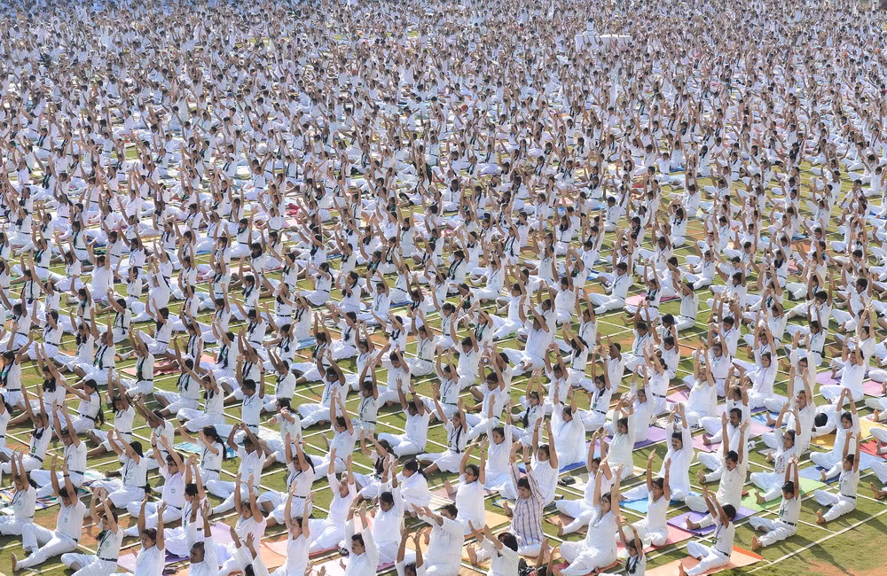 [Photo] Ấn Độ: Trình diễn yoga, cầu nguyện cho thế giới hòa bình ảnh 2