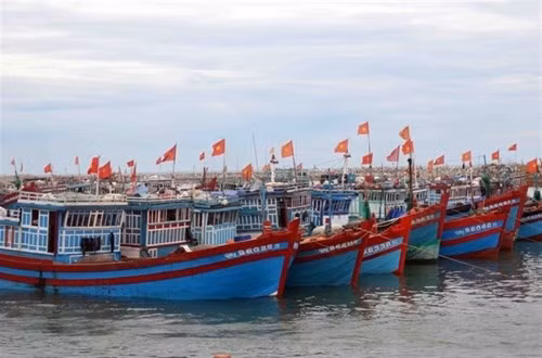 Nam Định: Cháy 6 tàu cá ở khu neo đậu tại cửa cống Cồn Vinh 1 ảnh 1