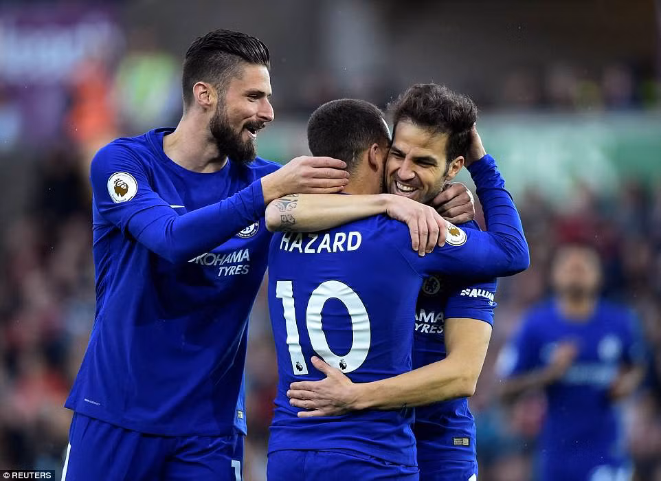 Cesc Fabregas "nổ súng," Chelsea áp sát tốp 4 Premier League ảnh 1