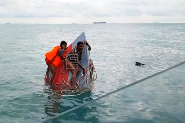 Lật thuyền chở người di cư trái phép ở ngoài khơi Malaysia ảnh 1