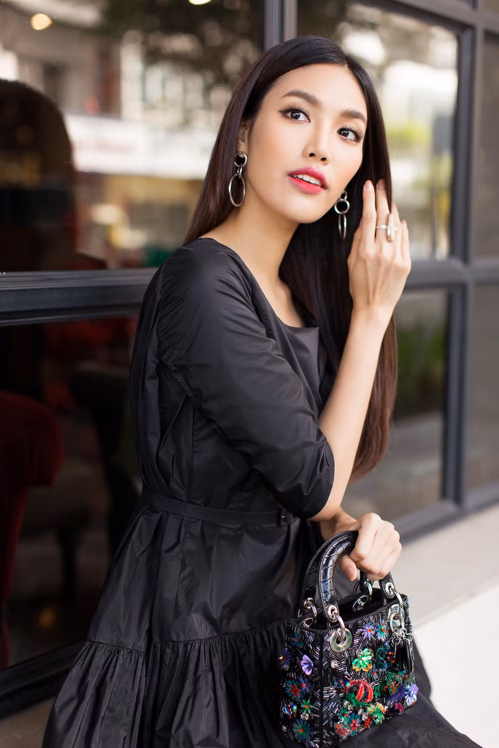 Lan Khuê “chất lừ” trong những thiết kế tông màu đỏ và đen ảnh 11