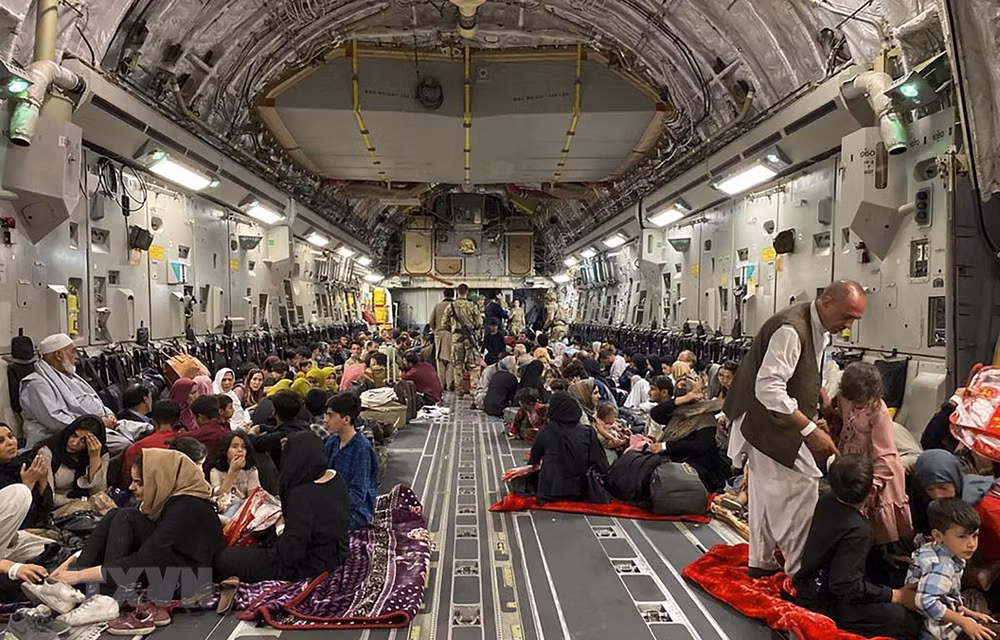 Taliban yêu cầu Mỹ ngừng sơ tán những người Afghanistan có chuyên môn ảnh 1