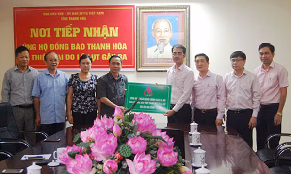 Ủng hộ 500 triệu đồng cho bà con vùng lũ tỉnh Thanh Hóa ảnh 1