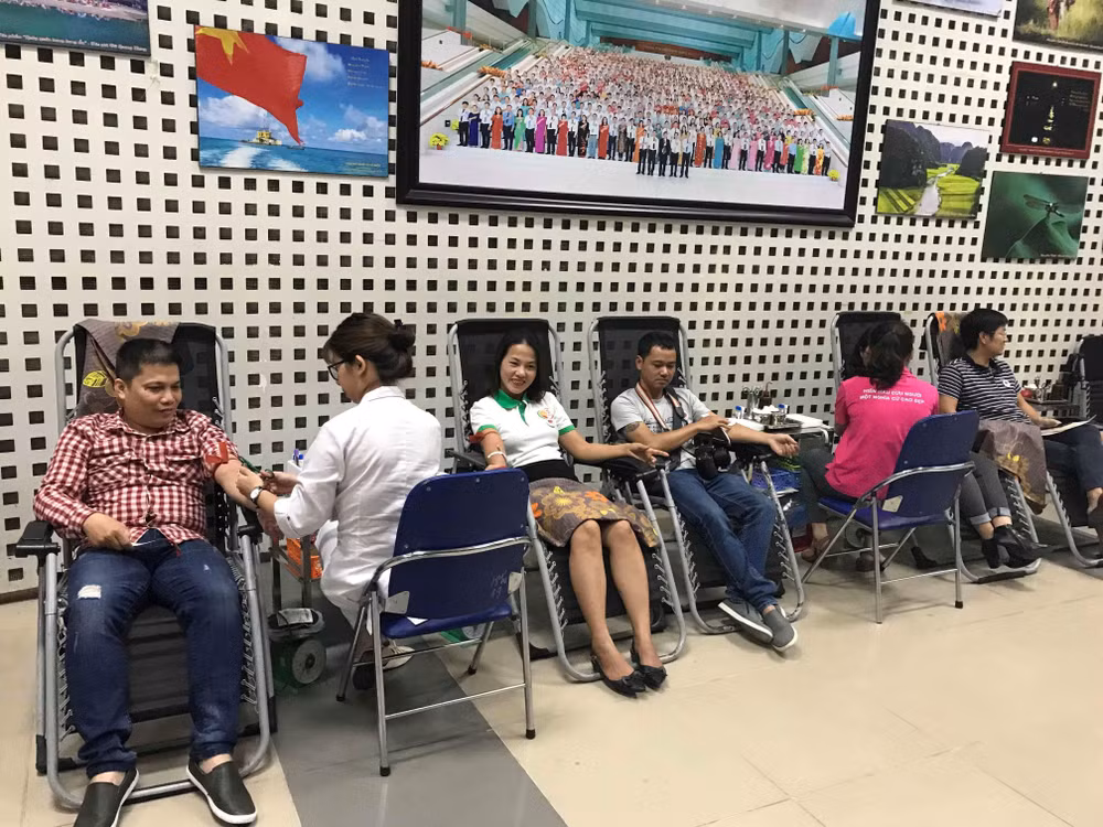 Cựu học sinh Hà Nội tham gia hiến máu, truyền thông điệp đẹp dịp 10/10 ảnh 2