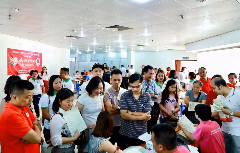 Cựu học sinh Hà Nội tham gia hiến máu, truyền thông điệp đẹp dịp 10/10 ảnh 1