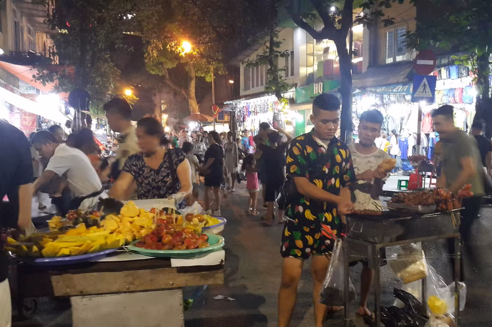 Hà Nội chấn chỉnh tình trạng lộn xộn tại phố đi bộ hồ Hoàn Kiếm ảnh 1