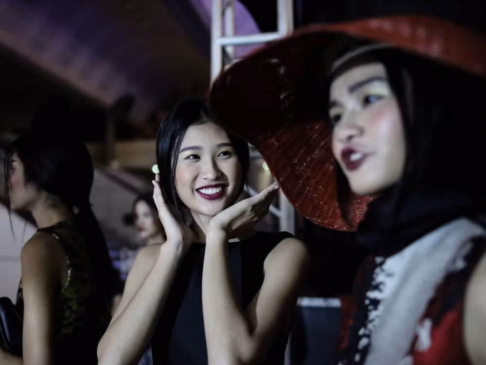 Cận cảnh những mệt mỏi, đớn đau phía sau ánh đèn catwalk hào nhoáng ảnh 15
