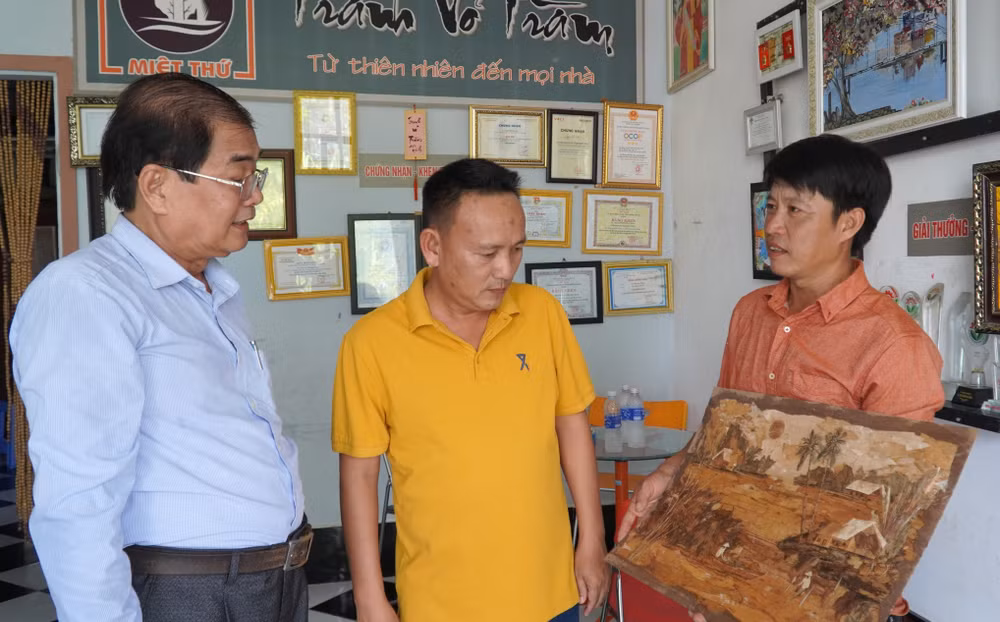 Gặp người "họa sỹ" khắc họa quê hương bằng tranh vỏ tràm ảnh 2