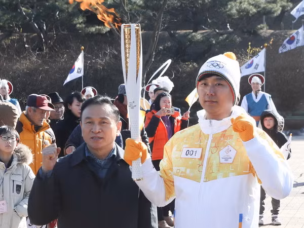 Hàn Quốc và IOC thuyết phục Triều Tiên tham gia TVH mùa Đông 2018 ảnh 1