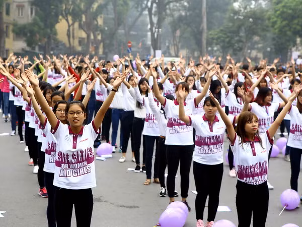 Hàng trăm thanh niên nhảy flashmob ủng hộ chấm dứt bạo lực với phụ nữ ảnh 1