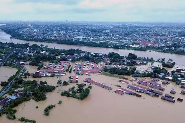 Hàng nghìn người rời bỏ nhà cửa do lũ lụt, sạt lở đất tại Indonesia ảnh 1