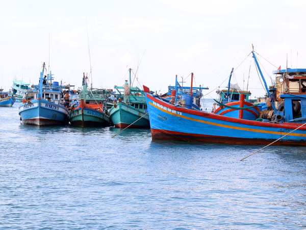 Hải quân Malaysia bắt một tàu cá cùng 12 ngư dân Việt Nam ảnh 1