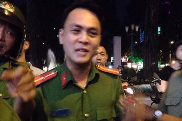 TP.HCM đình chỉ Thiếu úy cảnh sát kéo ngã một phụ nữ ở hồ Con Rùa ảnh 1