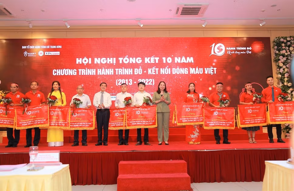 Hành trình Đỏ đã tiếp nhận gần 700.000 đơn vị máu trong 10 năm ảnh 2