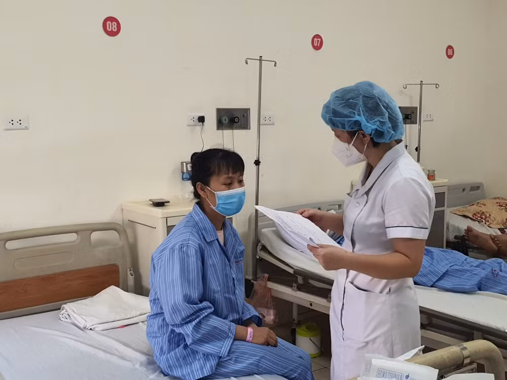 Bác sỹ Bệnh viện E phẫu thuật nội soi tuyến giáp qua đường miệng ảnh 1