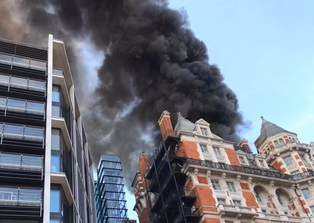 Anh: Khách sạn 5 sao ở trung tâm thủ đô London bốc cháy đùng đùng ảnh 1