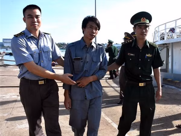 Kịp thời đưa ngư dân bị nạn trên biển về đất liền an toàn ảnh 1