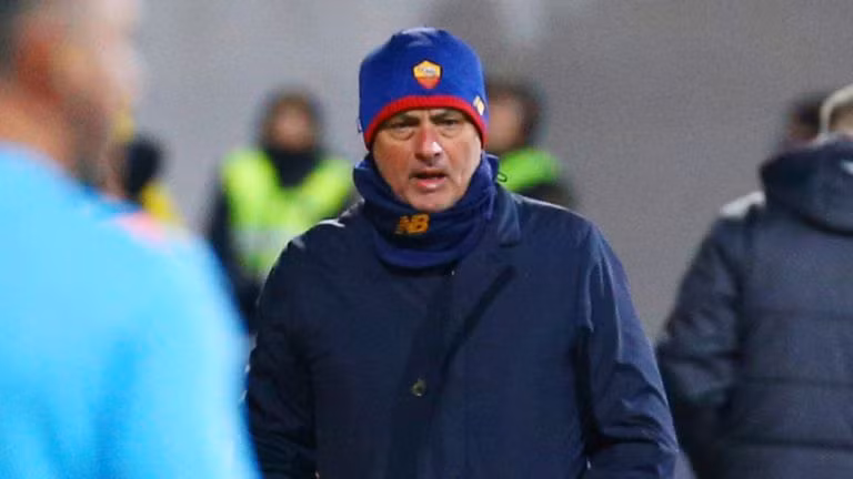 HLV Mourinho nhận trách nhiệm sau thảm bại 1-6 của AS Roma ảnh 1