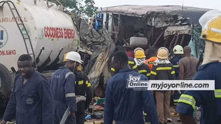 Ghana: Xe buýt đâm trực diện xe bồn khiến 16 người thiệt mạng ảnh 1