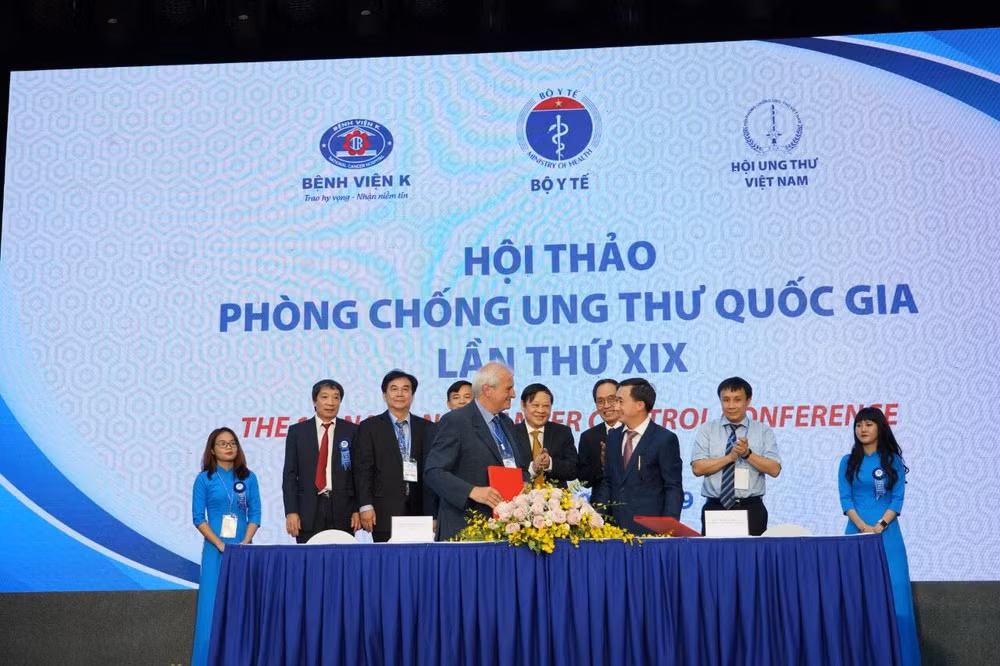 Triển khai phương pháp sử dụng robot trong phẫu thuật, xạ trị ung thư ảnh 2