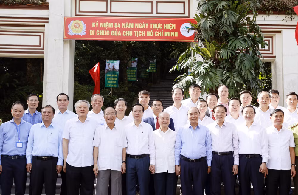 Chủ tịch nước Võ Văn Thưởng dâng hương tưởng nhớ Bác Hồ trên núi Ba Vì ảnh 4