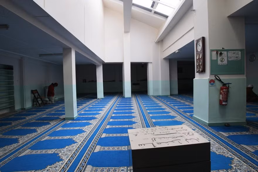 Vụ sát hại thầy giáo: Pháp đóng cửa một thánh đường Hồi giáo ảnh 1
