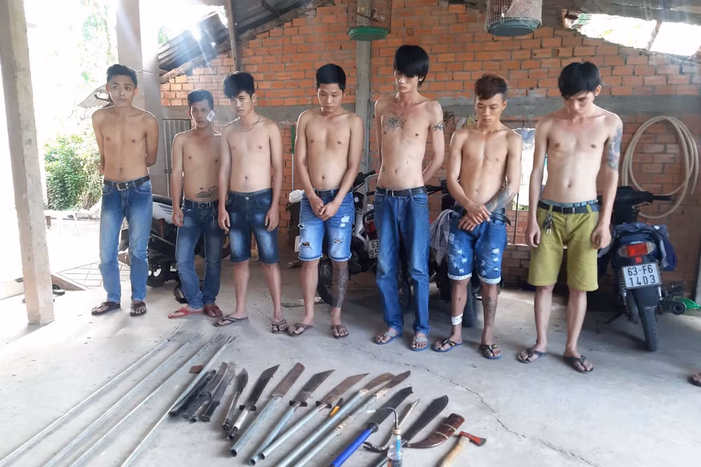 Kiểm tra tụ điểm trò chơi bắn cá, phát hiện nhiều hung khí tự chế ảnh 1