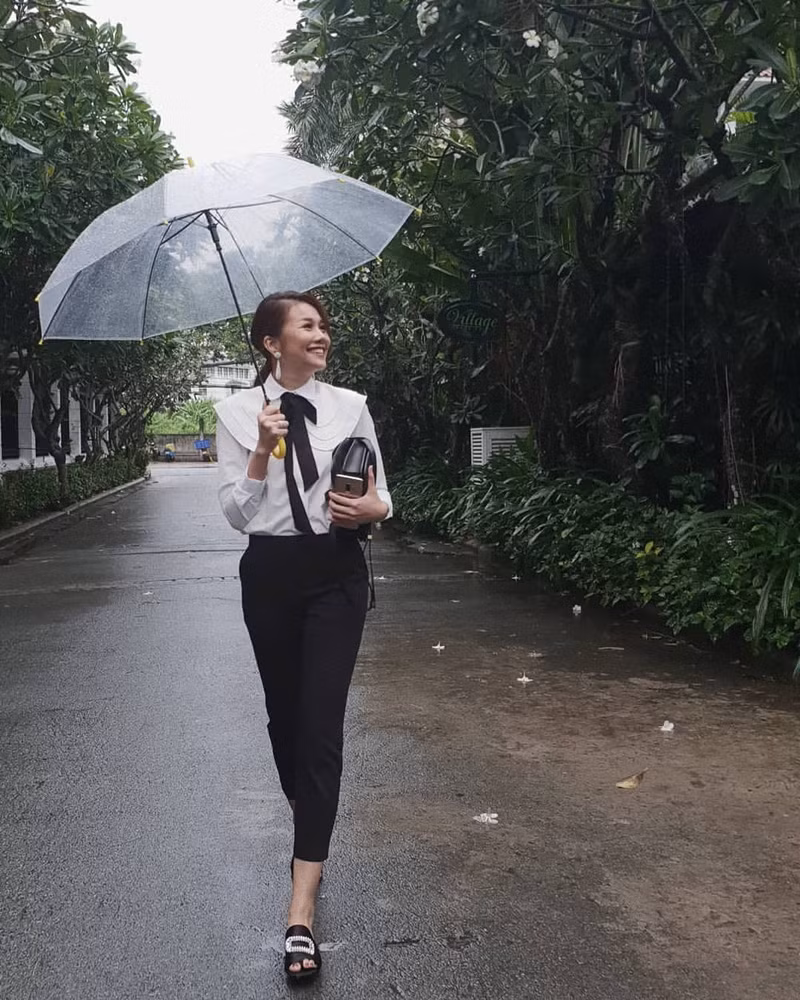 7 gợi ý phối trang phục với sơmi trắng cho mùa Hè từ các mỹ nhân Việt ảnh 15