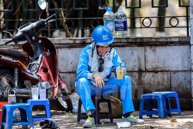 Miền Trung nắng nóng kéo dài hai ngày tới, Nam Bộ vẫn có mưa dông ảnh 1
