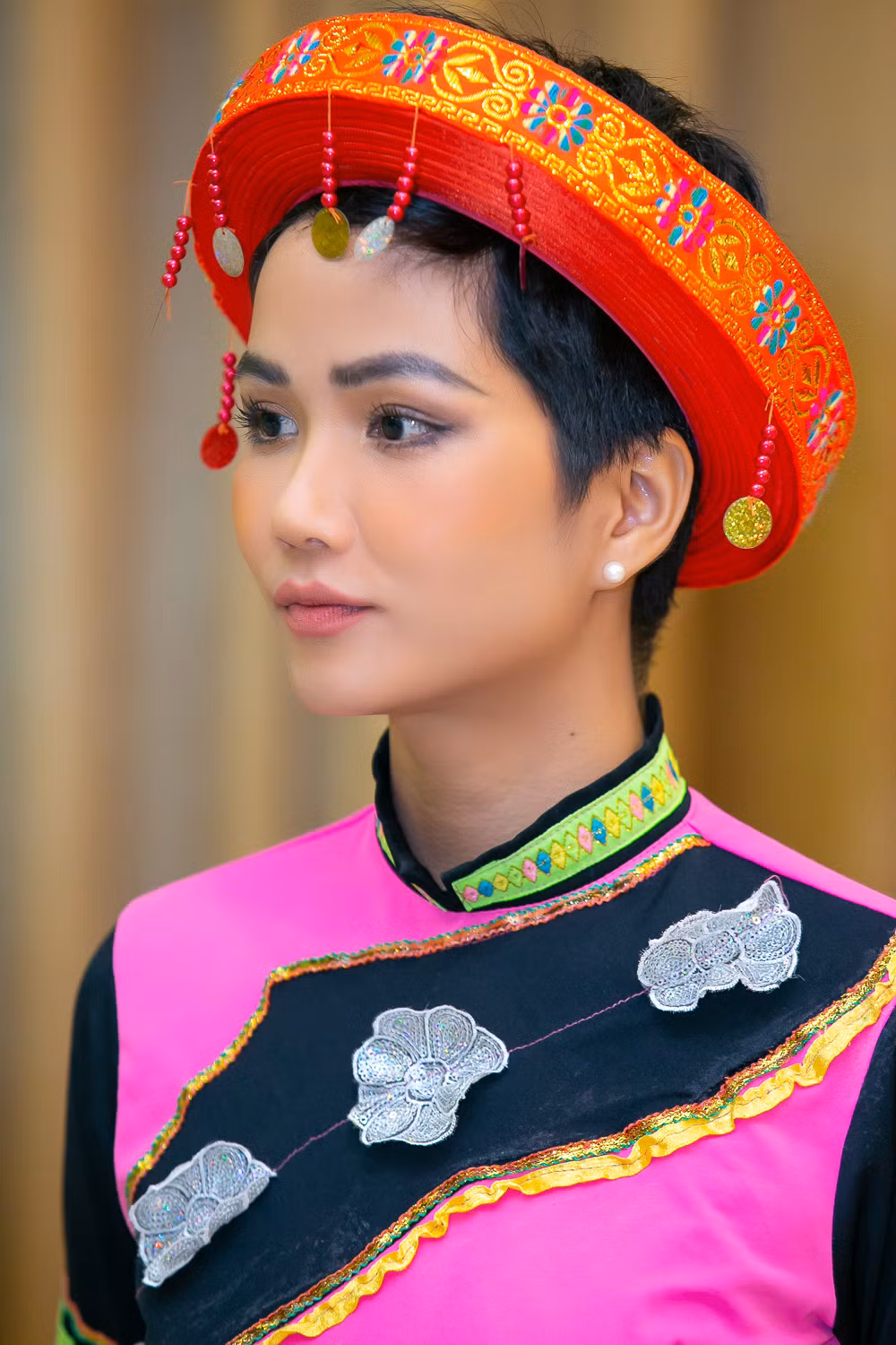 H’Hen Niê ‘Mở đường đến tương lai’ trong trang phục H’Mông ảnh 7