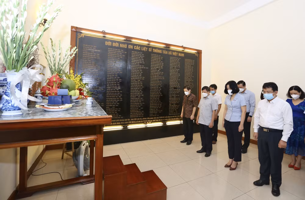 [Photo] Lãnh đạo TTXVN thắp hương tưởng niệm các anh hùng, liệt sỹ ảnh 3