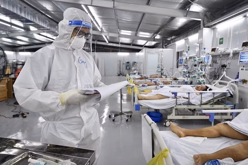 Bảo vệ đội ngũ y bác sỹ tuyến đầu: Muôn vàn áp lực, khó khăn ảnh 1