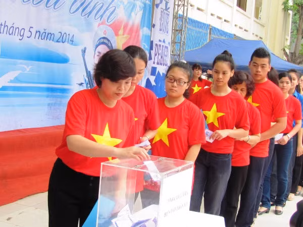 Học sinh Hà Nội xếp hình Tổ quốc, hướng về biển đảo ảnh 5