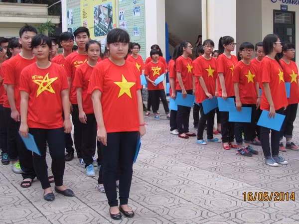 Học sinh Hà Nội xếp hình Tổ quốc, hướng về biển đảo ảnh 2