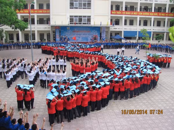 Học sinh Hà Nội xếp hình Tổ quốc, hướng về biển đảo ảnh 4