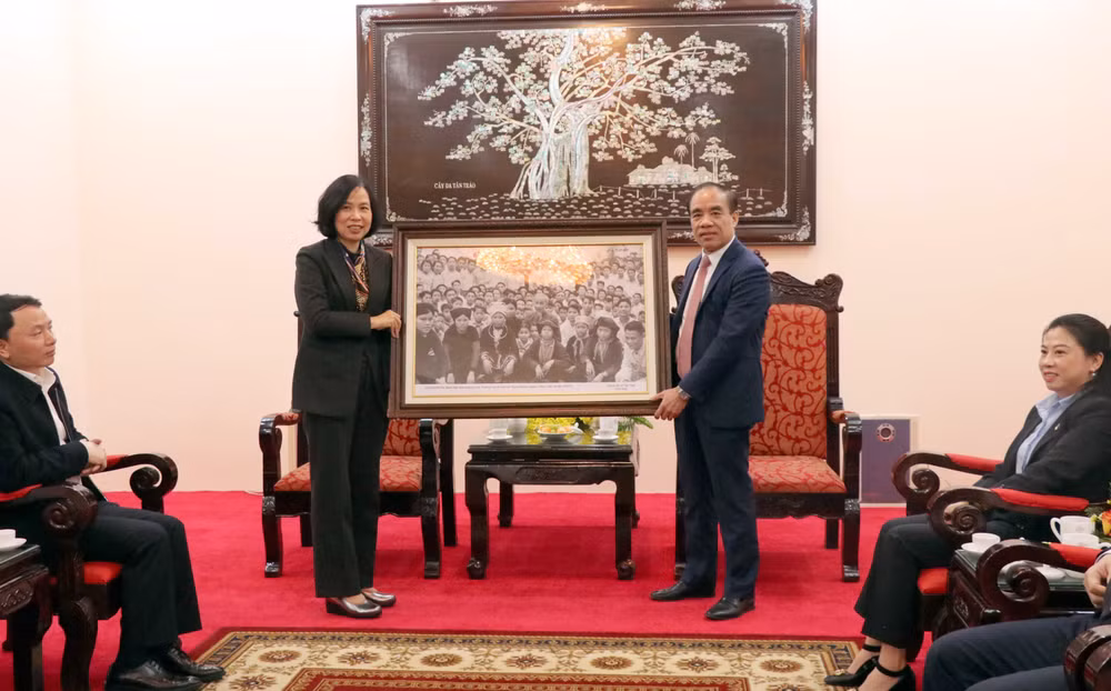ttxvn_doan_cong_tac_cua_ttxvn_lam_viec_voi_tinh_tuyen_quang_4.jpg