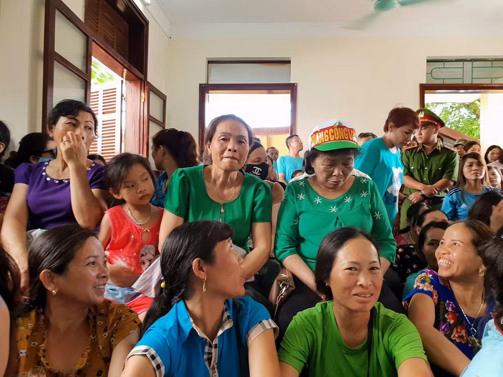 Hình ảnh người dân mặc áo xanh trong phiên xử bác sỹ Hoàng Công Lương ảnh 4