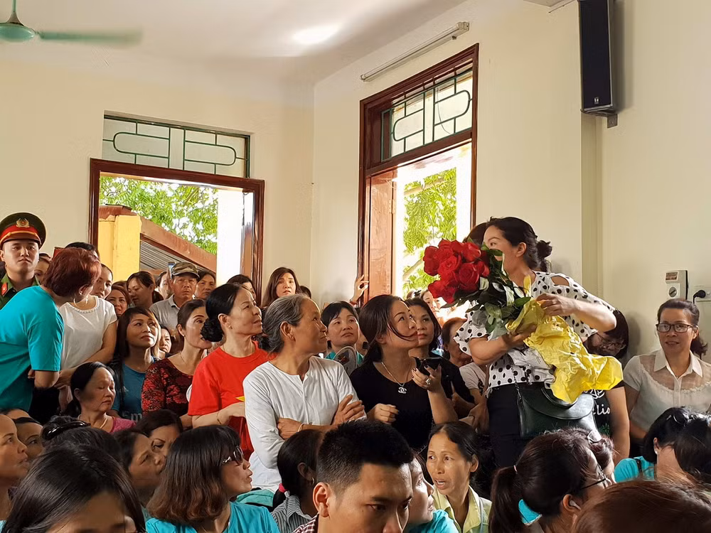 Hình ảnh người dân mặc áo xanh trong phiên xử bác sỹ Hoàng Công Lương ảnh 8
