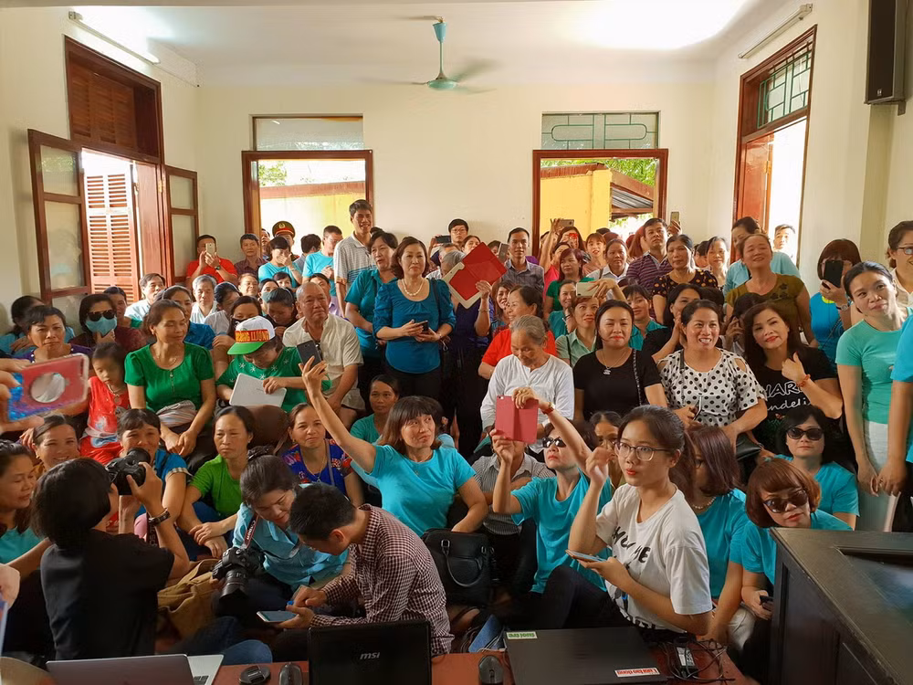 Hình ảnh người dân mặc áo xanh trong phiên xử bác sỹ Hoàng Công Lương ảnh 2
