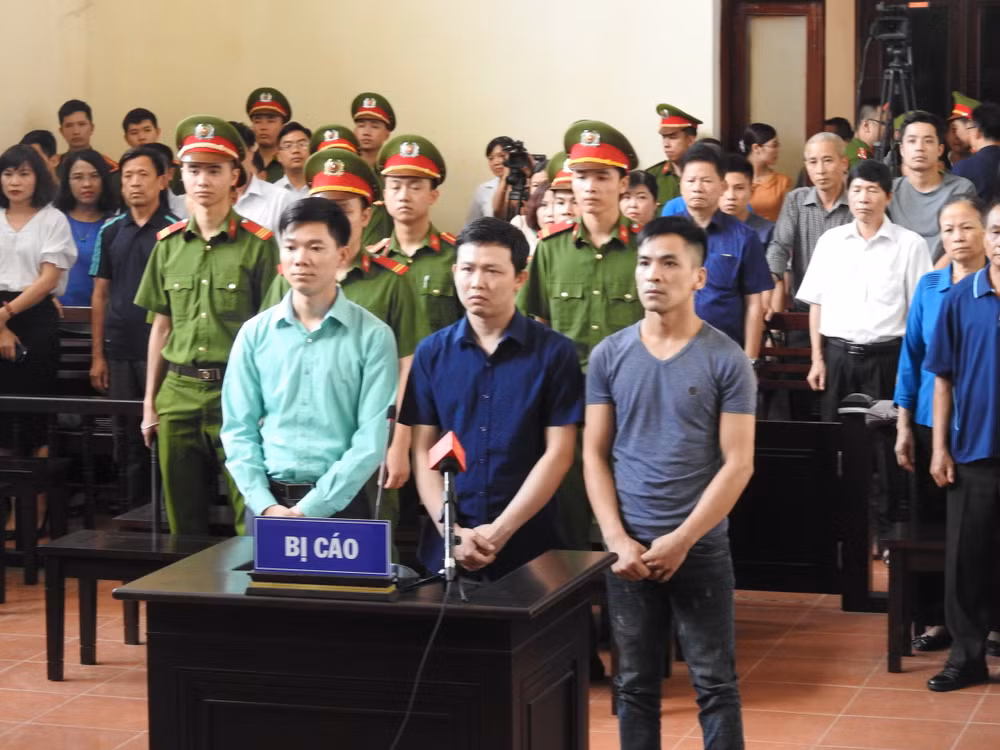 Hình ảnh người dân mặc áo xanh trong phiên xử bác sỹ Hoàng Công Lương ảnh 10
