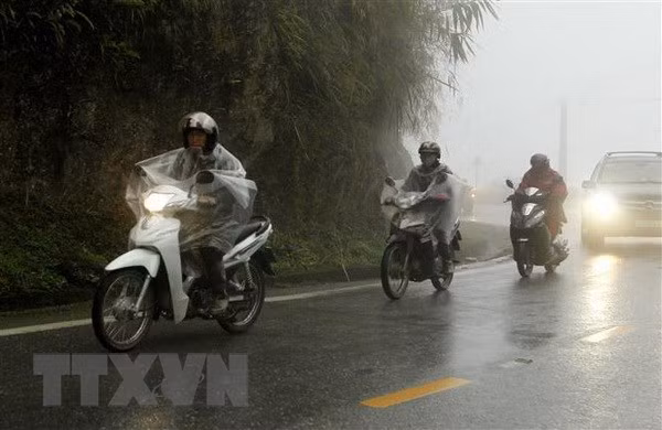 Bắc Bộ và Trung Bộ tiếp tục mưa dông, Nam Bộ nắng nóng ảnh 1