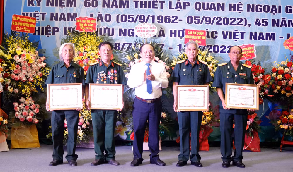 Tô thắm thêm tình đoàn kết hữu nghị và hợp tác toàn diện Việt Nam-Lào ảnh 2