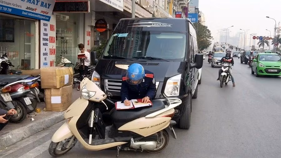 Hàng trăm xe bỏ bến ở Hà Nội: Lỗi tại xe sang Limousine hay ‘chạy dù’? ảnh 1