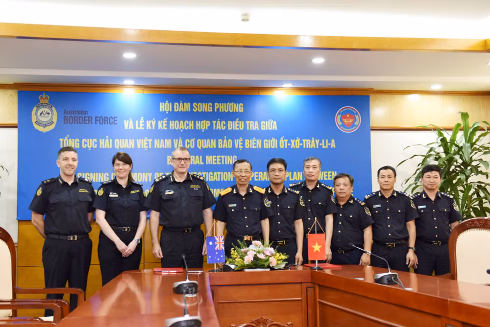 Chụp lưu niệm.jpg