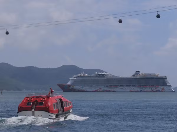 Du thuyền Genting Dream đưa 2.300 du khách cập cảng Tiên Sa ảnh 1