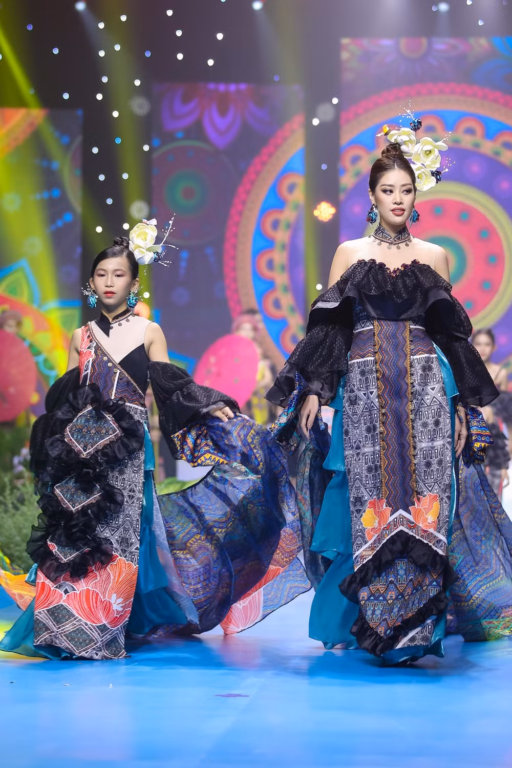 Những đóa hoa rực rỡ trong show thời trang “Lụa nối miền di sản” ảnh 5