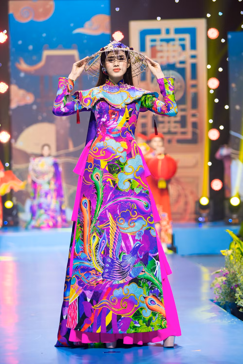 Những đóa hoa rực rỡ trong show thời trang “Lụa nối miền di sản” ảnh 2