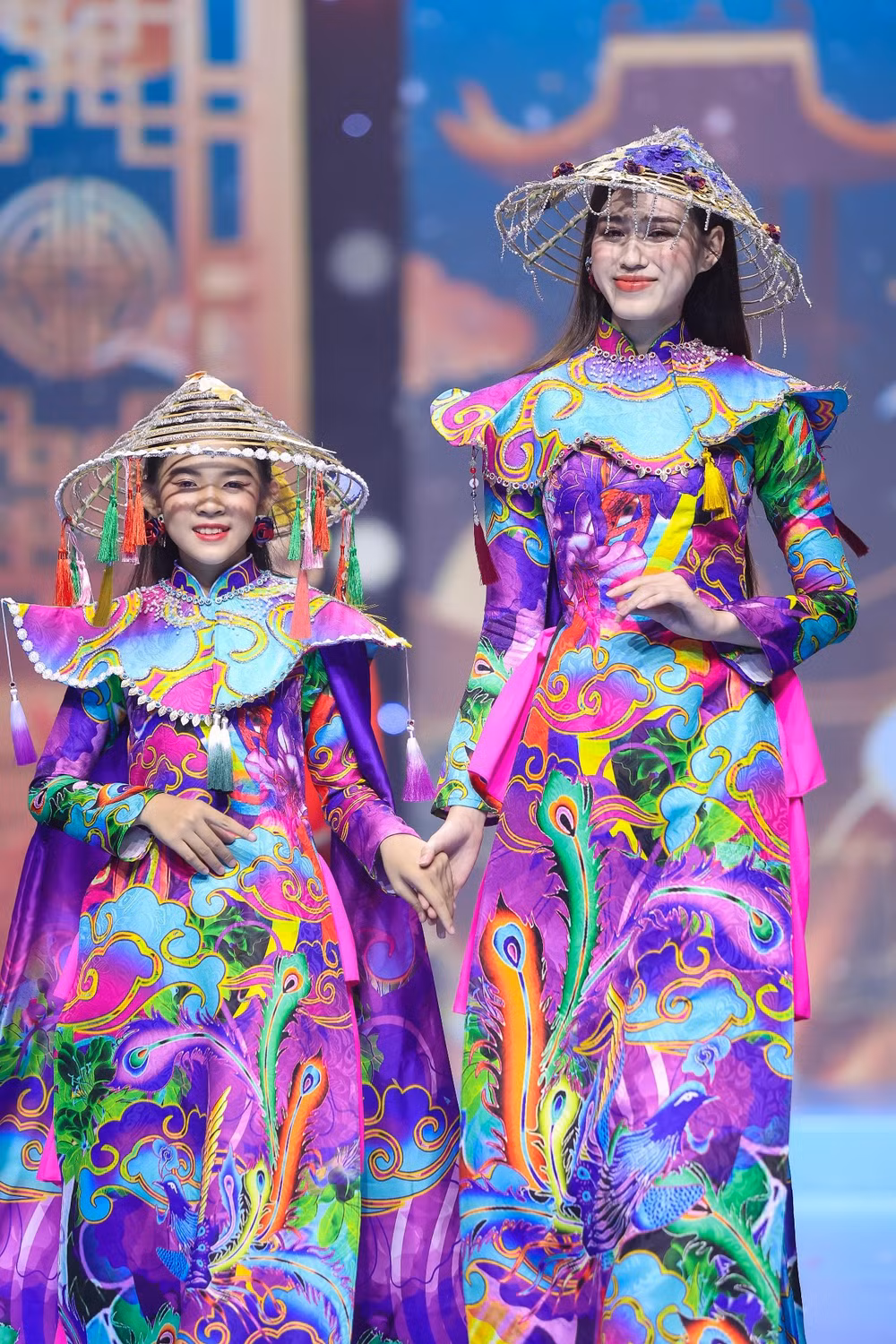 Những đóa hoa rực rỡ trong show thời trang “Lụa nối miền di sản” ảnh 3